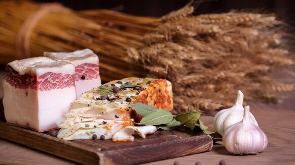 lardo e unguento all'aglio per le verruche
